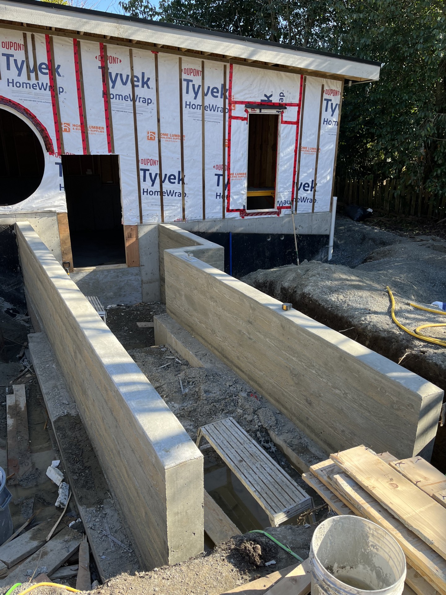 Stone retaining wall structure
